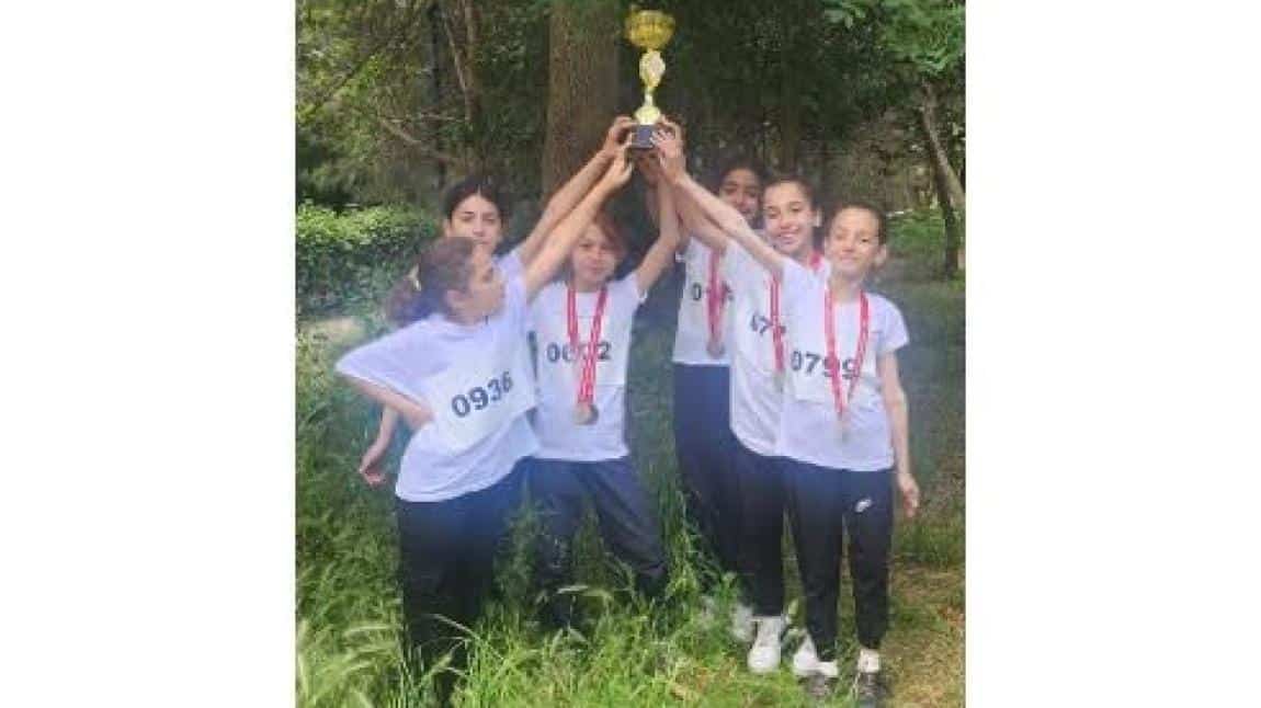 Ataşehir okullar arası kros yarışmalarında okulumuz küçük kız takımı Ataşehir 1. olmuştur.